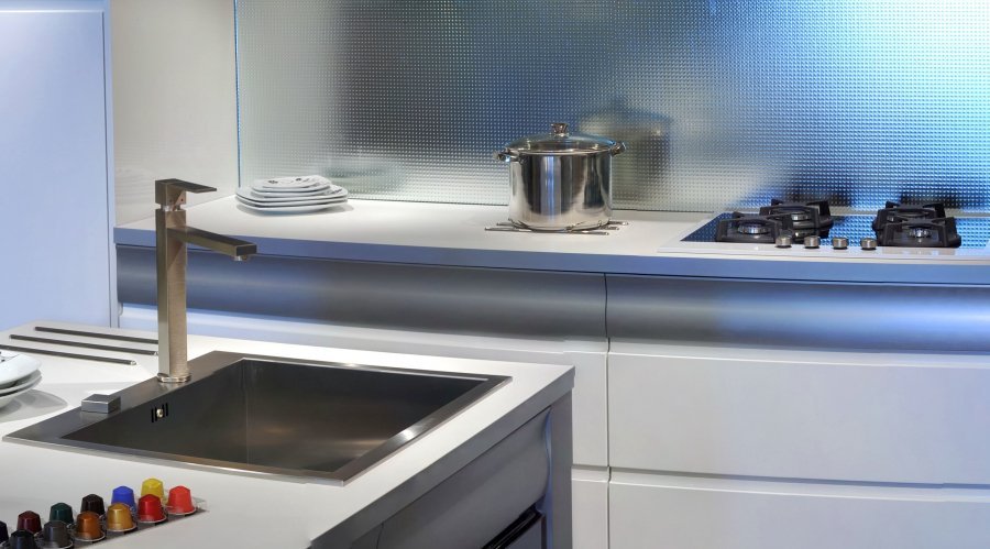 Jak dbać o aluminiowe elementy wykończeniowe w domu?