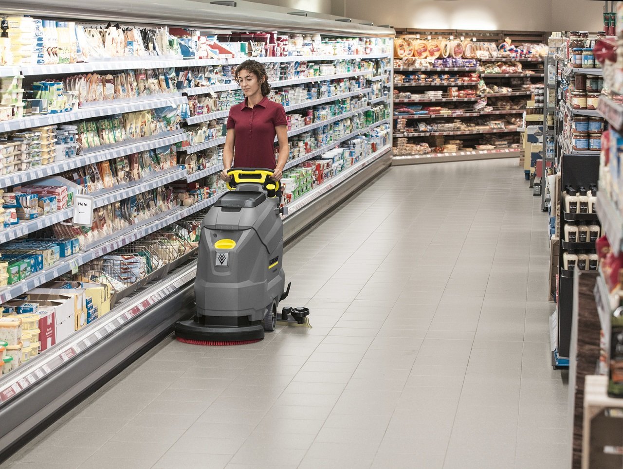 czyszczenie podłogi w supermarkecie przy pomocy szorowarki automatycznej Karcher BD 50/50